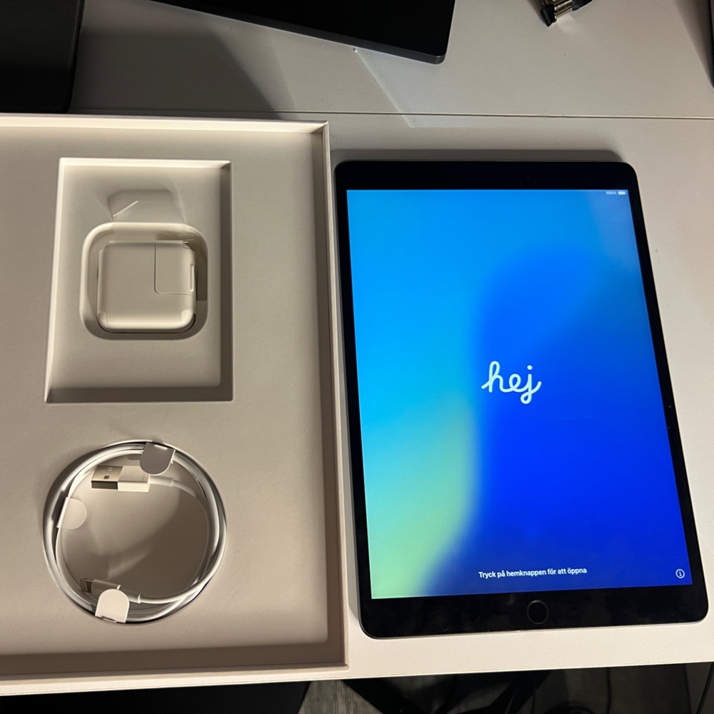 Mint Apple iPad Air (64GB, Wi-Fi) with Apple iPad Pro Smart Keyboard iOS 18